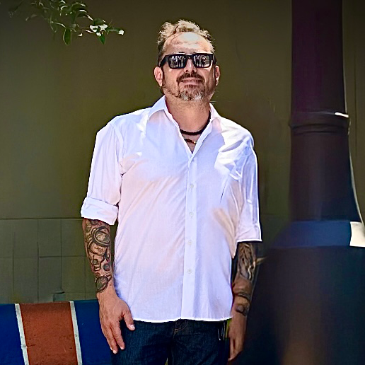 Ramiro Torres, AI Creative Producer y Creative Technologist, retrato de perfil